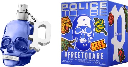 Een blauwe parfumfles in schedelvorm met sleutelhanger naast een doos met schedel- en kleurrijke stickers.