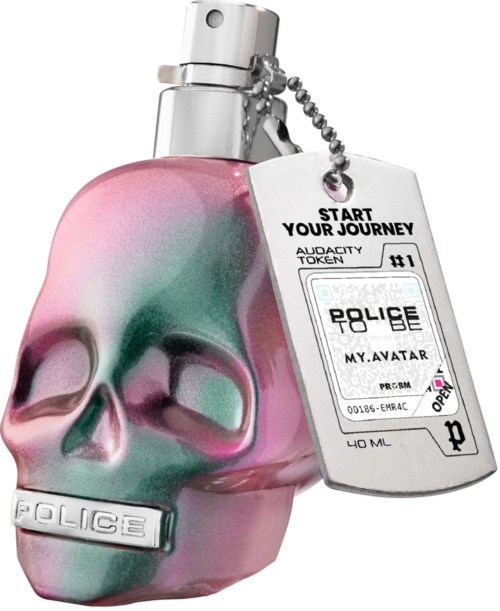 Een roze en groene schedelgezicht parfumfles met een label en een ketting.