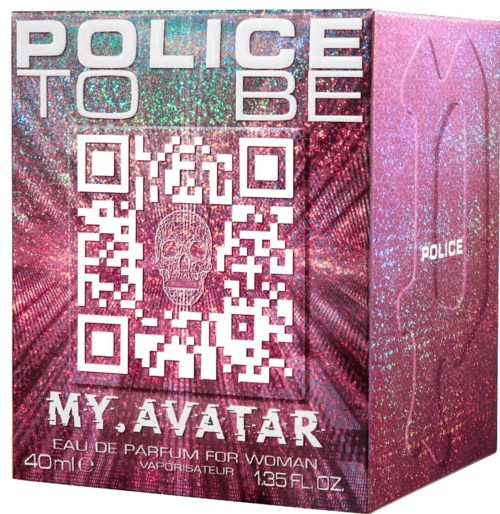 Een roze, glinsterende doos met een QR-code en een schedelafbeelding, gemarkeerd als parfum "My Avatar."