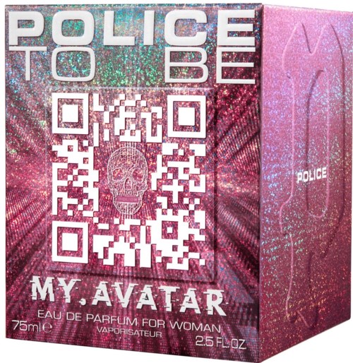 Een roze glinsterende parfumendoos met QR-code en schedelfoto, gemarkeerd 'Police to Be' voor vrouwen.