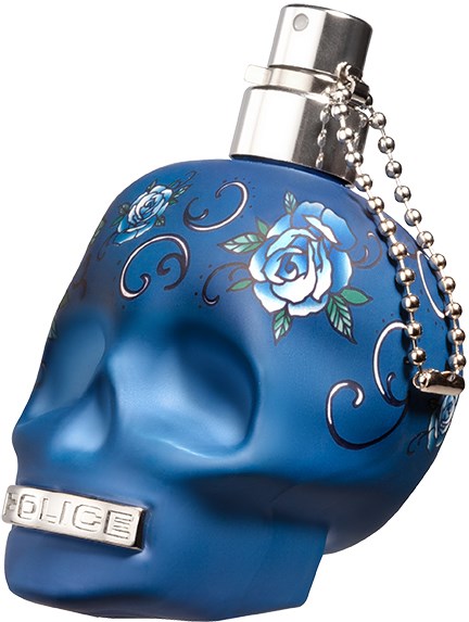 Een blauwe parfumfles in de vorm van een schedel met witte bloemenpatronen en een zilveren dop, verbonden met een kleine sleutelring.