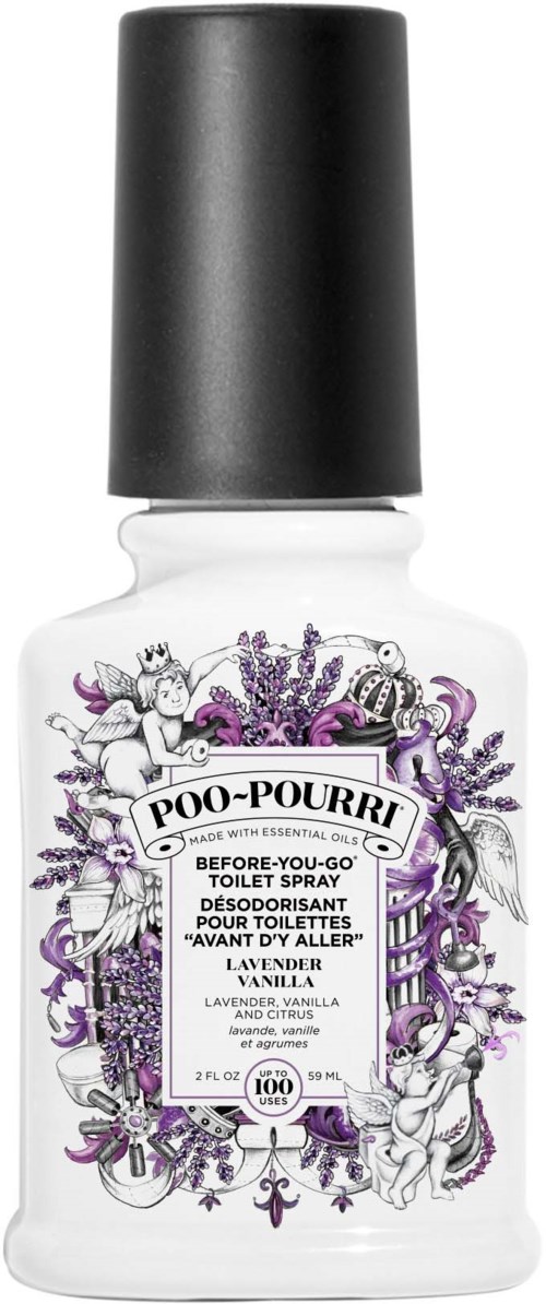 En transparent sprayflaska med svart lock, märkt Poo-Pourri lavendel vanilj toalett sprej, dekorerad med lila och vita teckningar.