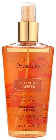 Lichtere fles met oranje vloeistof, gouden dop en label 'Alluring Amber' voor geur.