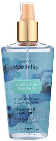 Een heldere sprayfles met blauwe vloeistof, gouden dop en label met 'Kissing in the Rain'.