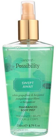 Een transparante lichaamsmistfles met groene vloeistof, gouden dop, spraypomp en label met 'Secret Possibility Swiped Away'.
