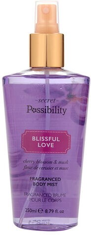 Een paarse lichaamsmistfles met een gouden dop, gemerkt "Secret Possibility Blissful Love," en 250 ml inhoud.