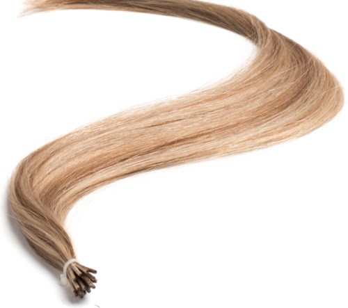 Een blonde haarverlenging met een gekrulde punt op een witte achtergrond.