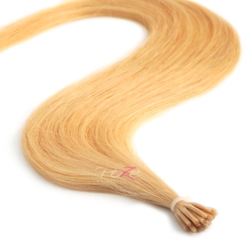 En blond hårförlängning med en liten väv knuten i ena änden, slät och glänsande.