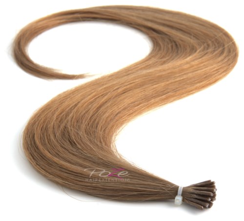 Een pluk lichtbruin haar in de vorm van een grote S, vastgezet met een klein wit bandje.