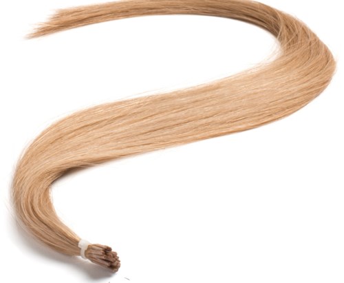En blond hårförlängning med lätt lock, hålls i ändarna med ett litet band.