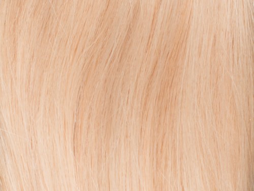 Close-up van licht blond haar met natuurlijke glans en glad textuur.