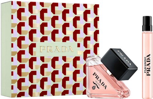 Prada parfymgåvoset med en rosa parfymflaska och en rullande parfymsprej i en box med geometriskt mönster.