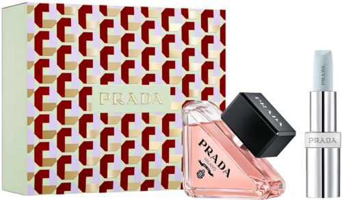 Prada-parfymuppsättning med en rosa doftflaska, vit läppstift och en dekorativ box.