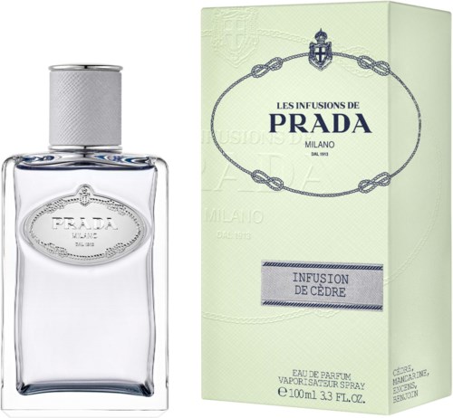 Een parfumfles en doos met Prada-branding, beschreven als cederinfusie, elegant en minimalistisch ontwerp.