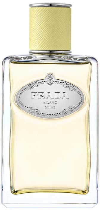 Een heldere parfumfles met een gele dop en Prada Milano-label in een zilveren frame.
