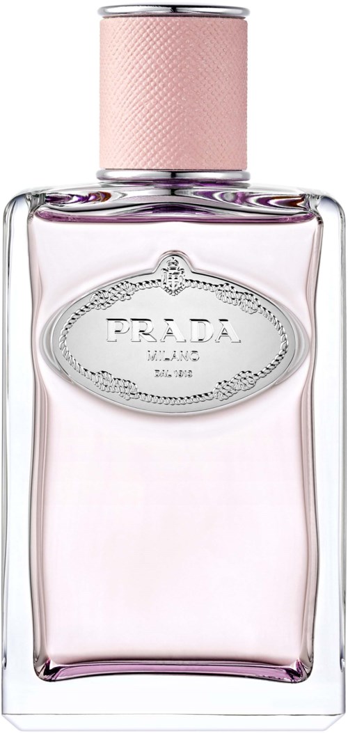 Een heldere parfumfles met een roze dop en een Prada-etiket op de voorkant.