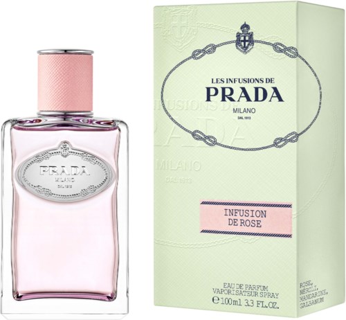 Een roze parfumfles naast een lichtgroen doos met 'Prada' en 'Rose infusion' in elegante letters.