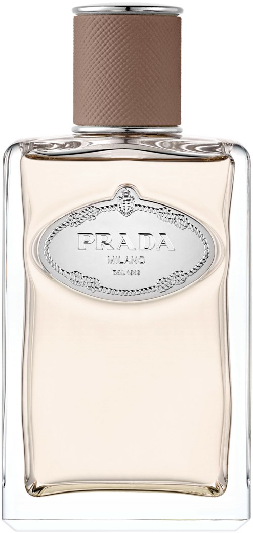 Een duidelijke parfumfles met een bruin deksel en Prada-label, gevuld met lichtgekleurde geur.
