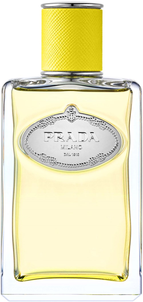 Een fles Prada-parfum met gele dop en rechthoekige vorm. Het label is zilver en ovaal.