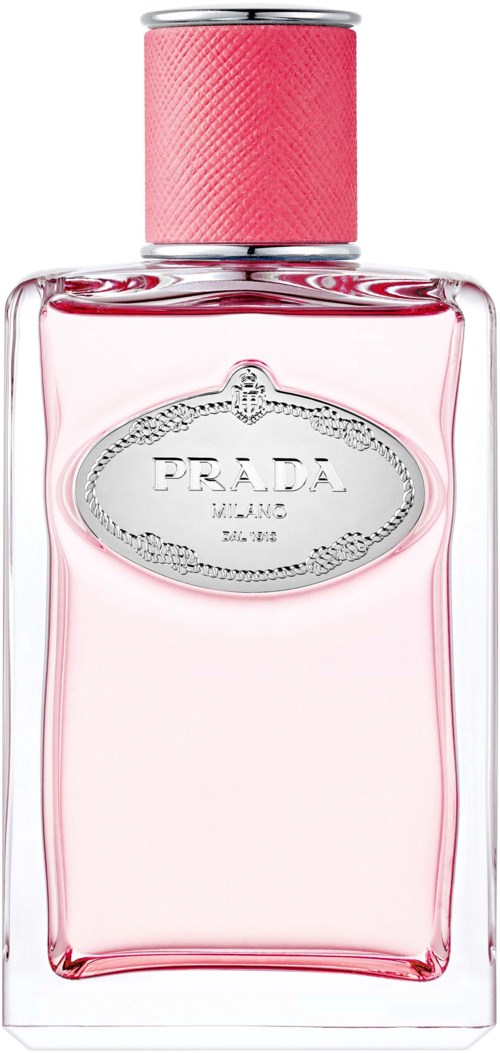 Een roze parfummap met een zilveren label en een roze dop. De fles is duidelijk en laat de parfum zien.