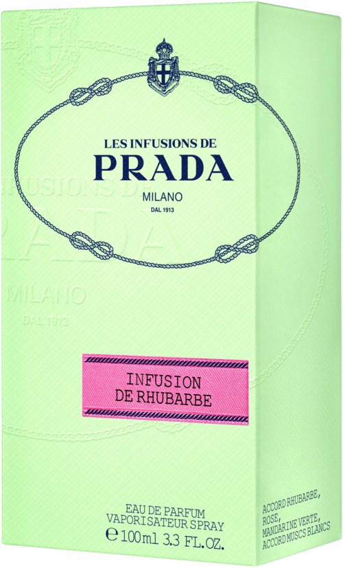 Een pastelgroene Prada-parfumdoos met blauwe tekst en een roze label met 'Rabarberinfusie'.
