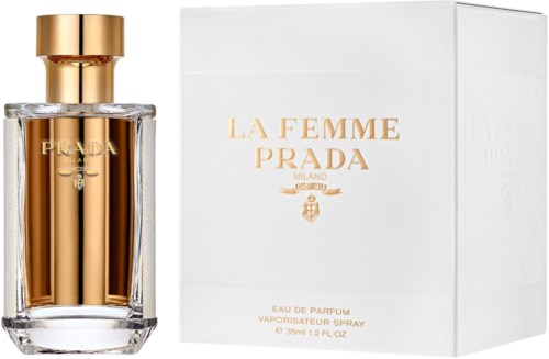 Eine Prada-Parfümflasche mit goldenem Verschluss und einem weißen Karton mit goldener Schrift und Logo.