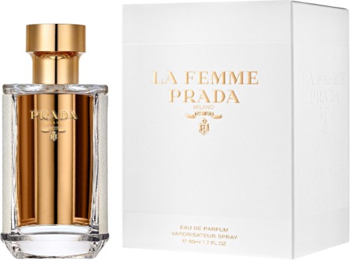 Een Prada-parfomepomp met een gouden dop en een witte doos met gouden letters.