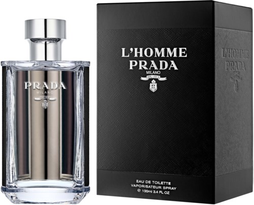 Een Prada Milano-parfumfles en doos worden getoond, de fles is van doorzichtig glas met een zilverkleurige dop.