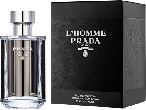 Een heldere parfumfles met zilveren dop en zwart Prada-doos, gelabeld "L'Homme Prada."
