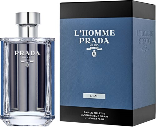 Een Prada-parfumbottel met zilveren dop en blauwe verpakking met 'L'Homme Prada' erop.