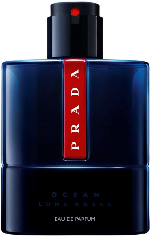 Een donkerblauwe parfumfles met zwarte dop en een rood label met "PRADA."