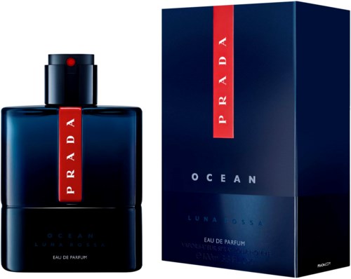 Donkere blauwe parfumfles met een rood label en bijbehorend doosje, met de tekst 'Prada Ocean Luna Rossa'.