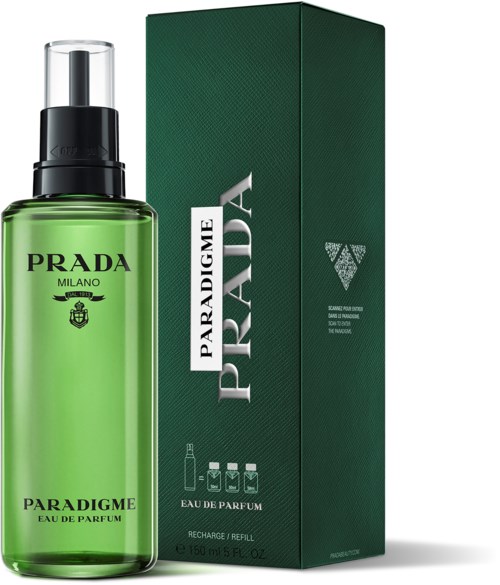 Een groene Prada parfum sprayspuitfles naast een bijpassende doos met witte en zwarte tekst.