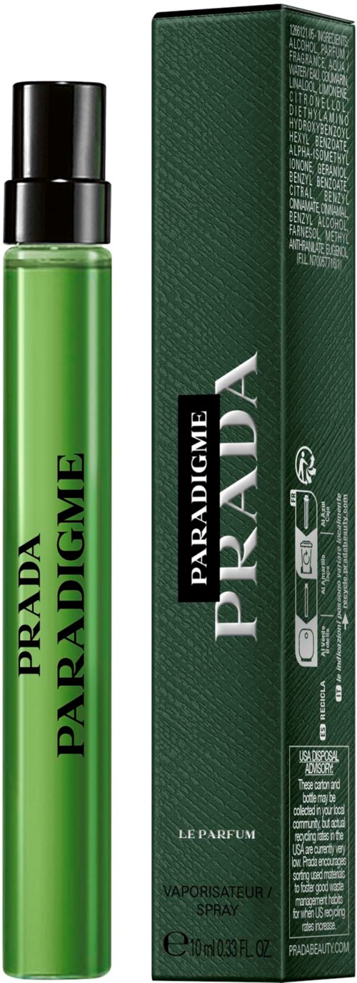 En grön parfymflaska i sprayform bredvid sin matchande gröna förpackning med produktinformation.