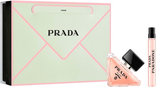 Een Prada-geursest set bevat een parfumfles, een kleine rollerparfum en een roze doos.