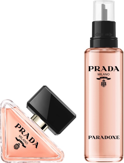 Två Prada-flaskor, en lång med pump och en triangulär, båda innehållande rosa vätska.
