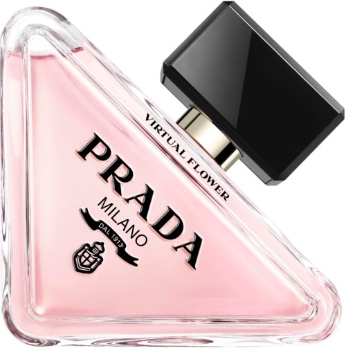 Driehoekvormige parfumfles met roze vloeistof, zwarte dop, en Prada- en Milan-logo's.