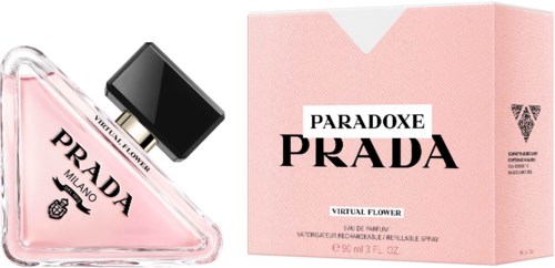 Een roze parfumfles met zwarte dop en roze doos met 'Paradox Prada' voor 'Virtual Flower'.