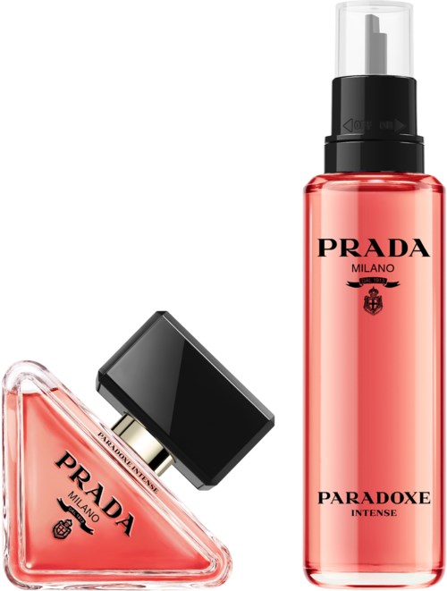 Två Prada-parfymer, en med triangelform och den andra lång och cylindrisk, båda rosa med svarta lock.