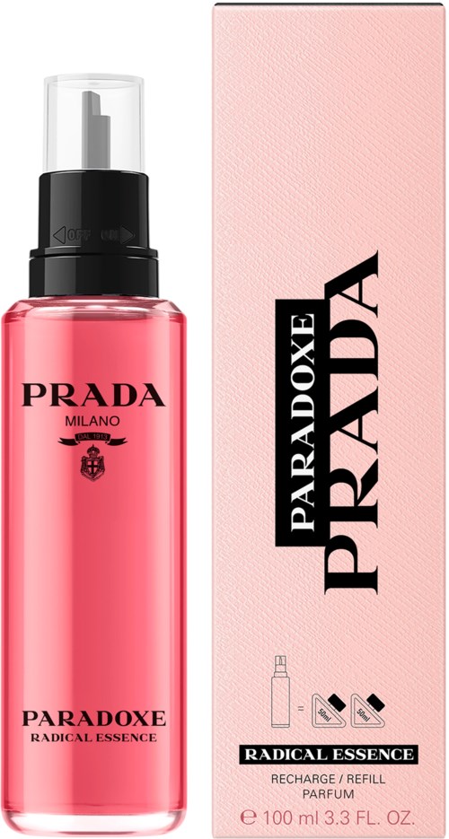 Roze parfumfles met zwarte dop en roze doos, gemarkeerd Prada Paradoxe Radical Essence, toont dat het refillbaar is.