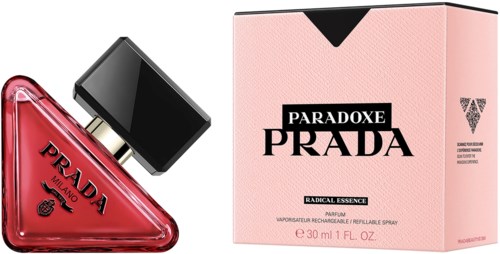Een Prada-parfumbidon in een driehoeksvorm met een zwarte dop en roze doos met "Paradox" en "Prada" erop.