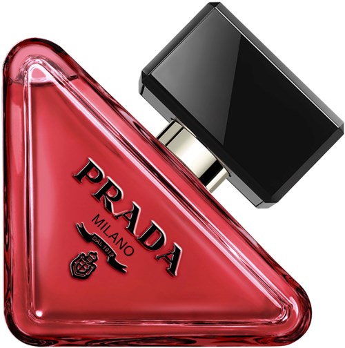 Een driehoekige rode parfumfles met zwarte dop, Prada-logo en kleine symbolen.
