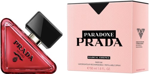 Een roze doos en een rode parfumbottel met zwarte dop, gelabeld "Prada" en "Radical Essence".