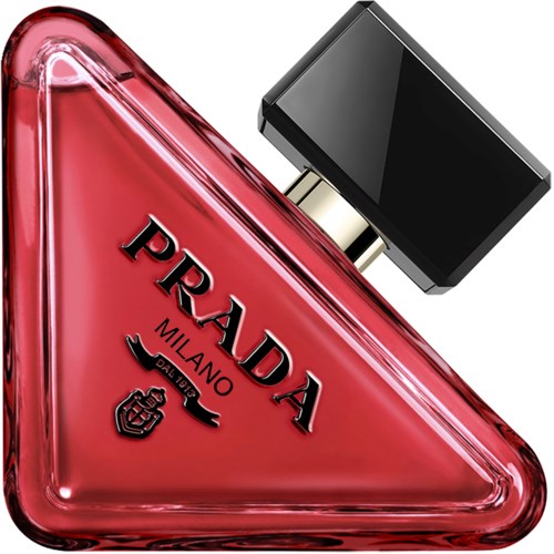 Een driekhoekige roze parfumfles met zwarte en gouden details, gelabeld Prada Milano, met een zwarte dop.