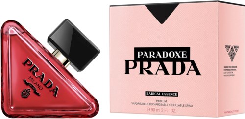 De afbeelding toont een Prada-parfumboteltje in driehoeksvorm en een roze doos met Prada-logo.
