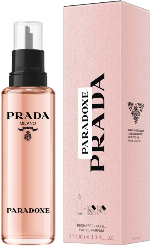 En rosa parfyllflaska med svart och vitt etikett och matchande rosa förpackning med fetstilad text. Det är Prada Paradoxe.