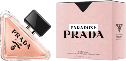 Een Prada parfumfles en een roze doos met zwarte en witte tekst, met driehoeksvorm.