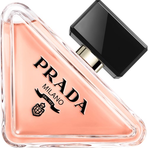 Een driehoekige parfumfles met een zwart deksel, roze vloeistof en Prada Milano branding.