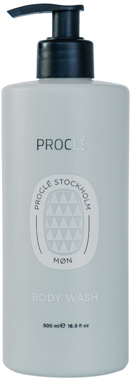 Valkoinen pumppupullo, jossa lukee 'PROCÉ BODY WASH' Tukholmasta, ja siinä on ympyrälogo.