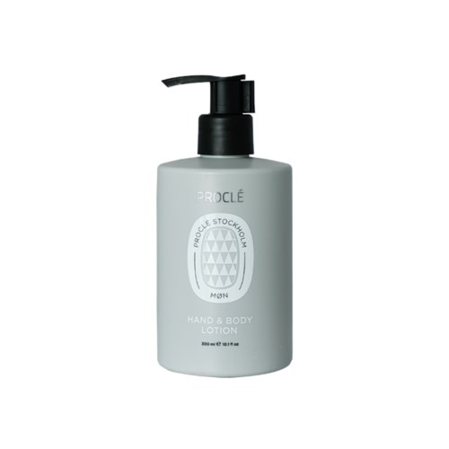 Valkoinen pullo mustalla pumpulla, merkattu 'Proclé Hand & Body Lotion'.